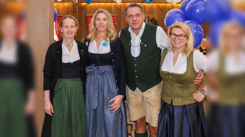 Constanze Böhm (Sozialreferat), Madlen Stephan (Vorstand Münchner für Münchner e.V.) sowie Peter und Petra Schöniger (Festwirte Festhalle Bayernland) machten den Seniorinnen und Senioren eine große Freude. (Foto: Renate Langwieder)