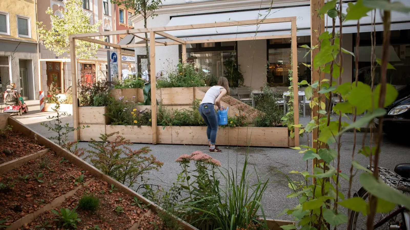 Parklet und grüne Stadtbeete wurden bereits unter Anleitung von Green City errichtet.  (Foto: Green City e.V.)
