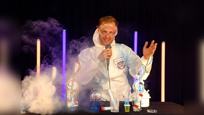 Martin Pollok führt zusammen mit Irina Firouzi durch das Programm. (Foto: Chris Frenzel)