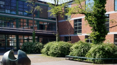 Zum 200. Jubiläum des Ludwigsgymnasiums haben Ulrike und Richard Berndt eine Ausstellung mit Texten und Bildern in der Stadtbibliothek Laim konzipiert. (Foto: Richard Berndt )