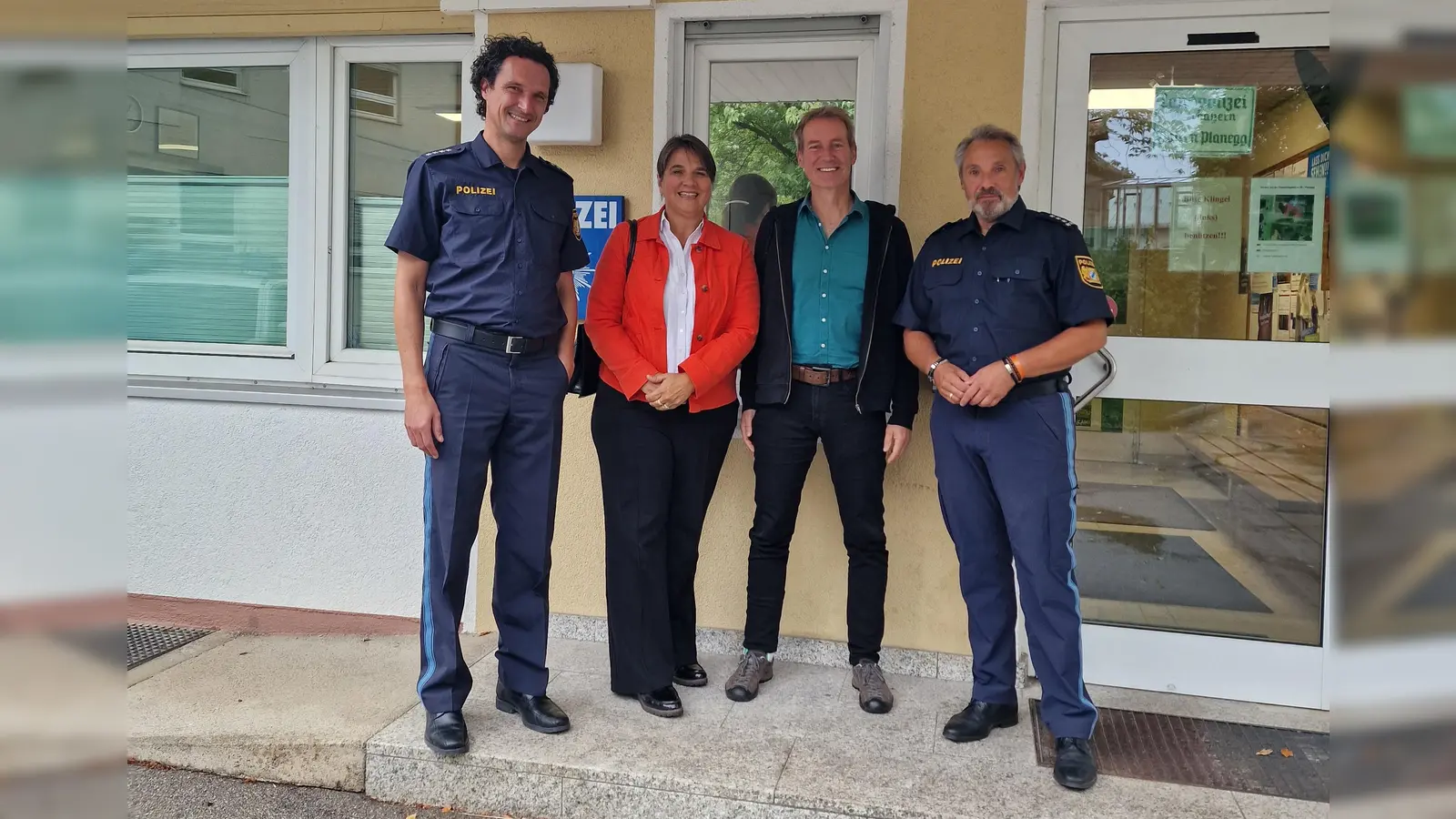 Zu Besuch bei der Polizeinspektion: v.l.n.r.: Michael Kahn, Claudia Köhler MdL, Dr. Markus Büchler MdL und Thomas Sorgalla. (Foto: Bündnis 90/Die Grünen)