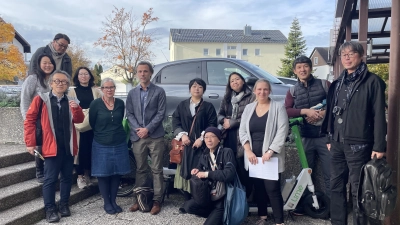 Eine japanische Forschungsgruppe zwar Besuch im Mehrgenerationenhaus Zenja. (Foto: Germeringer Insel)