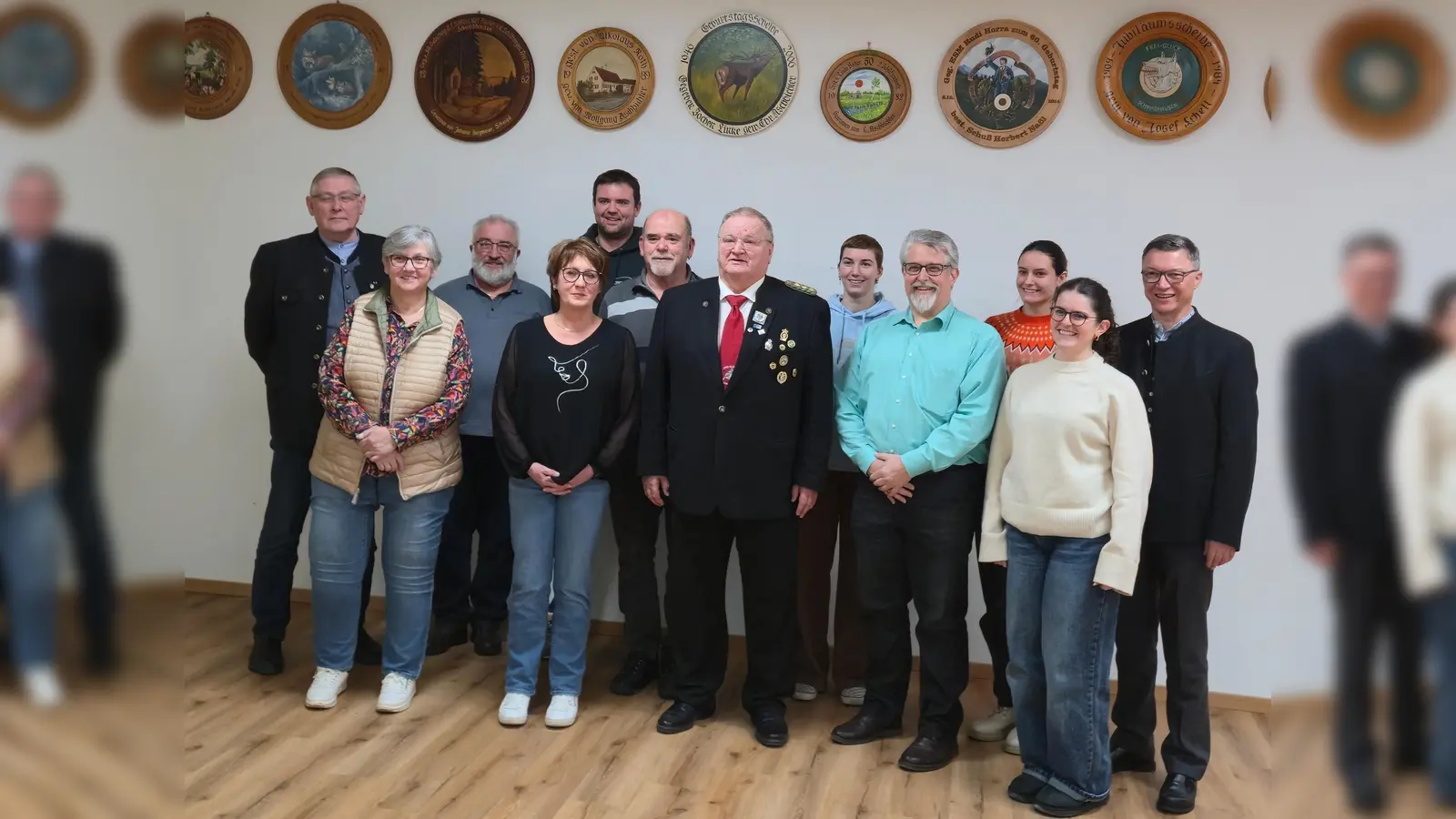 Alfred Reiner, Sylvia Aschbichler, Rudi Horra, Heike Fleischhauer, Max Straucher, Sepp Gibis, Lenz Aschbichler, Janina Burgmair, Markus Richter, Lisa Ban, Janine Richter, Wolfgang Hörl (v. l.). (Foto: Frei-Glück Schwabhausen)