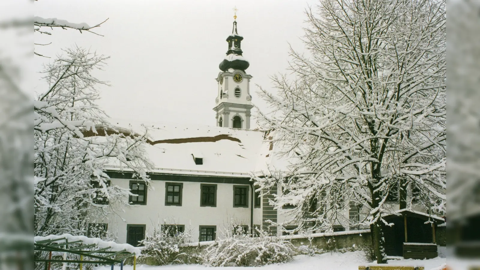 Kirche St. Alto und ehemaliges Herrenkloster vom Kindergarten, heutiger Zustand nach letzter Außenrenovierung 1985 bis 1992. (Foto: Archiv Baumann)