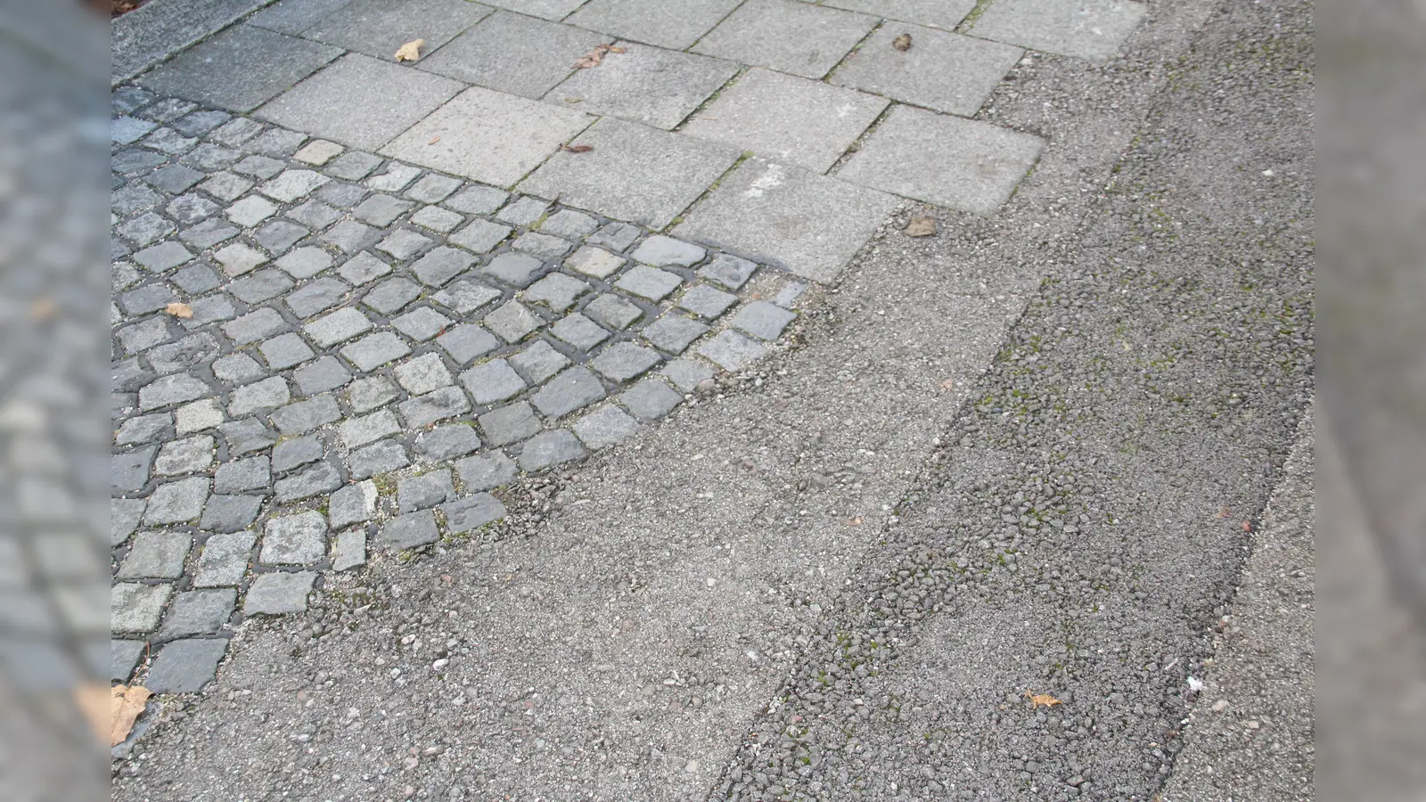 Der Gehweg in der Zechstraße: ein Flickenteppich. (Foto: job)