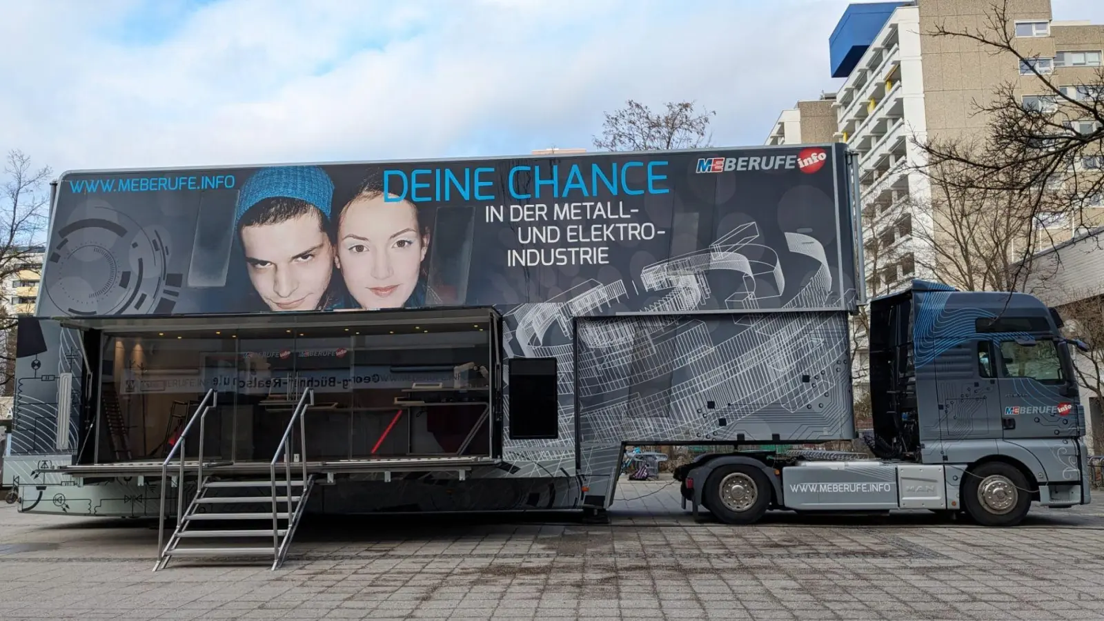 Dieser Info-Truck der machte auch heuer wieder an der Georg-Büchner-Realschule Halt und bot Infos zu Berufen in der Metall- und Elektroindustrie. (Foto: GBR / K. Gallas)