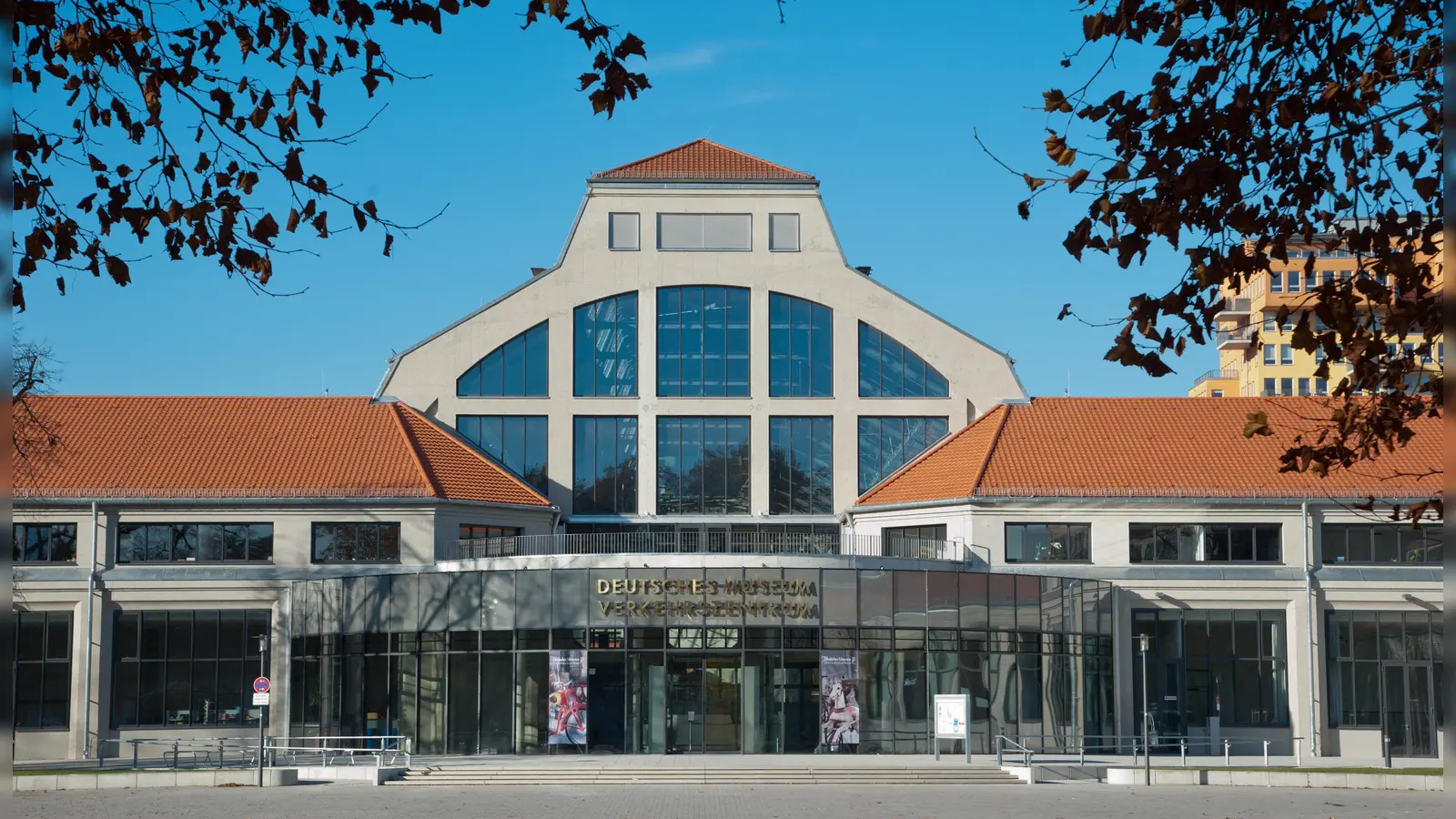Im Verkehrszentrum des Deutschen Museums werden Bilder des Fotografen Martin Roemers gezeigt. Er hat Menschen auf der ganzen Welt zusammen mit ihren Fahrzeugen porträtiert.  (Foto: Deutsches Museum )