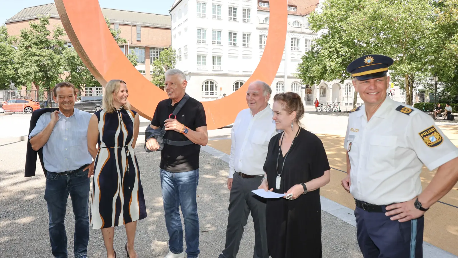 Eröffneten die neuen Sportplätze im Alten Botanischen Garten und auf dem Karl-Stützel-Platz: (v.l.) Andreas Voelmle, Dr. Hanna Sammüller, Dieter Reiter, Uli Hoeneß, Dr.-Ing. Jeanne-Marie Ehbauer und Thomas Hampel. (Foto: Michael Nagy)