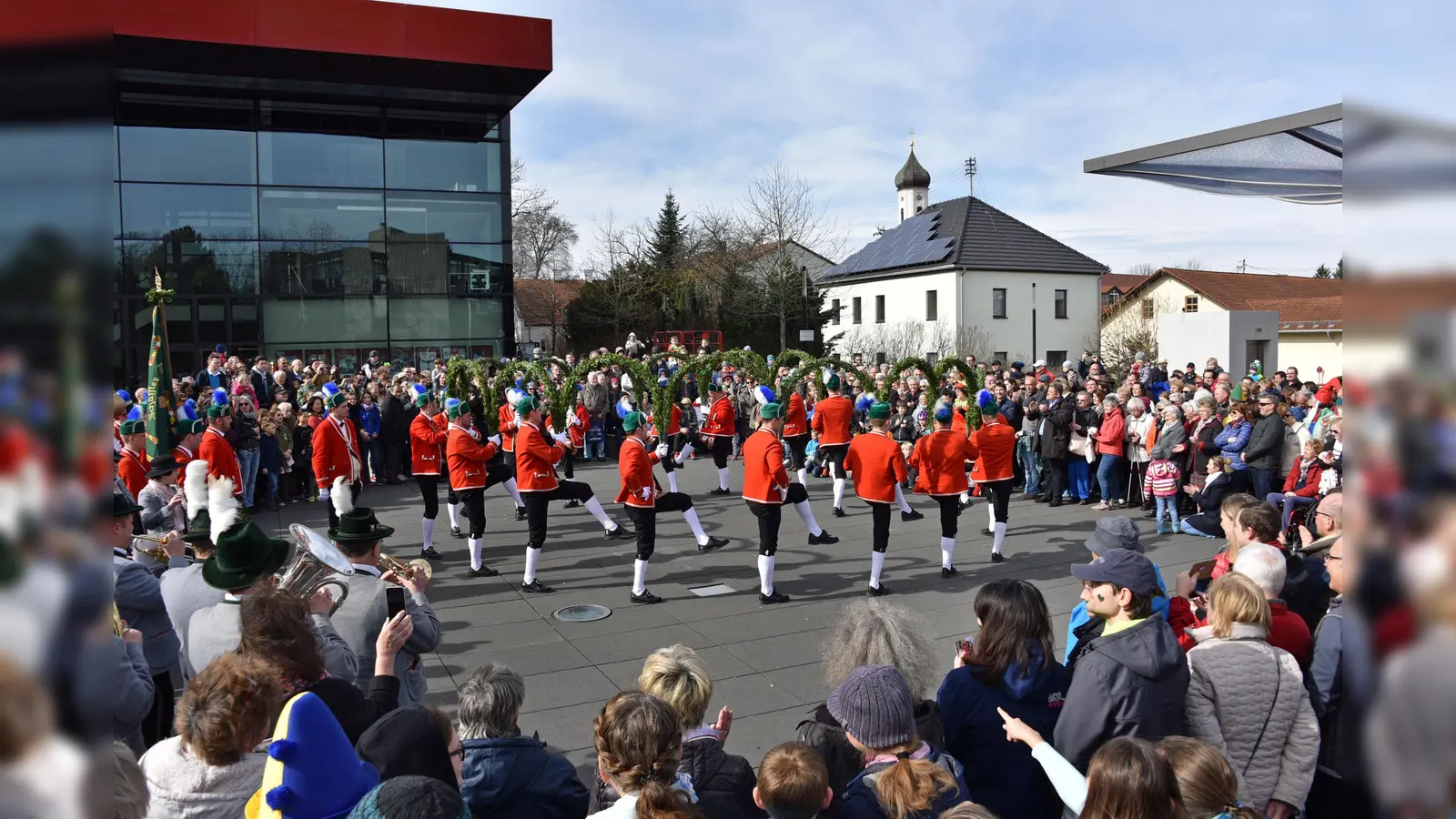 Die Ismaninger Schäffler tanzten am Faschingssonntag bei einem Hauch von Frühling vor dem Bürgerhaus der Nachbargemeinde Unterföhring. (Foto: Gemeinde Unterföhring/foe)
