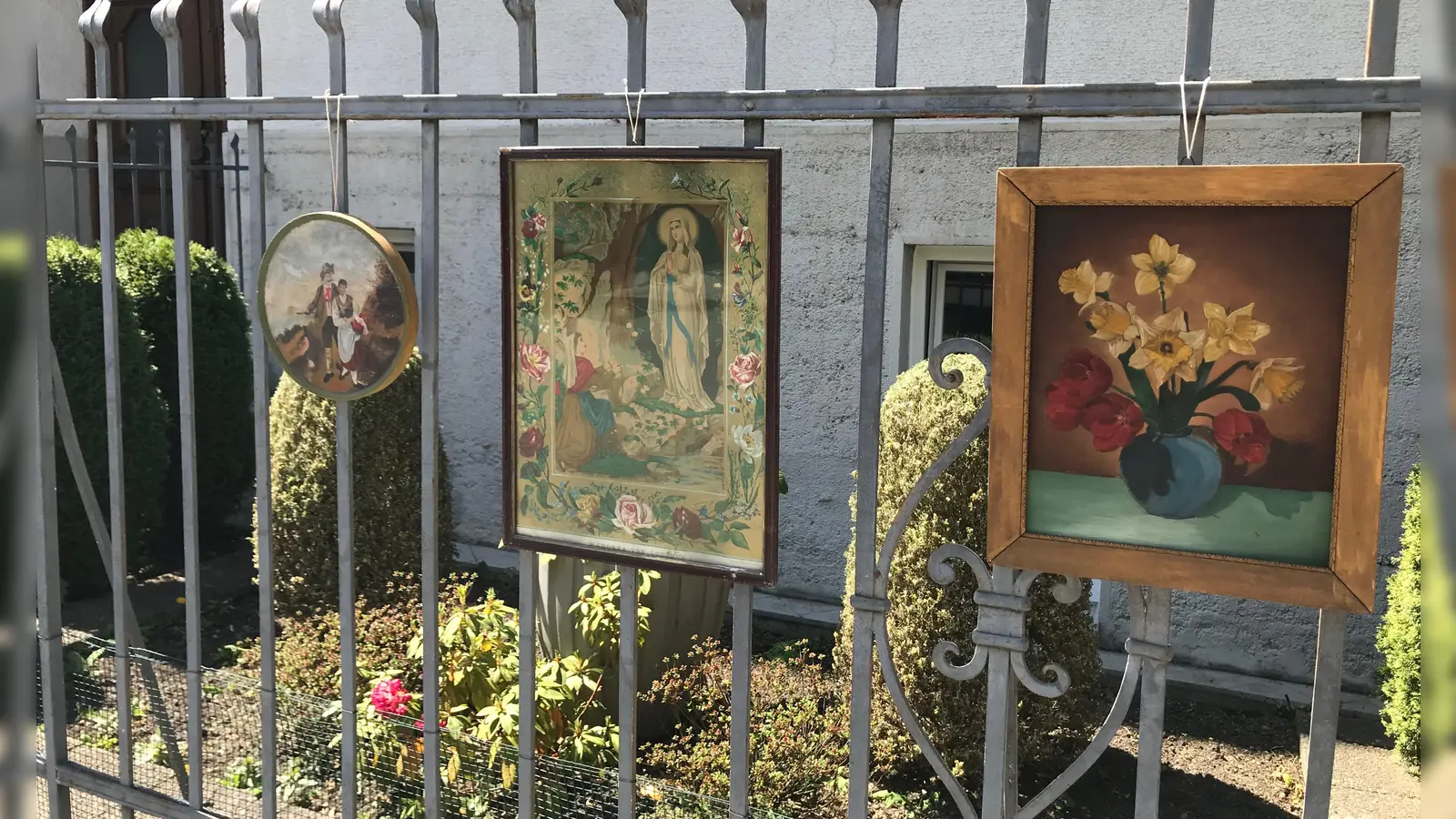 Bei den Hofflohmärkten wird der Gehsteig zur Bühne für die privaten Schätze, die ihren Besitzer wechseln sollen.  (Foto: hw)