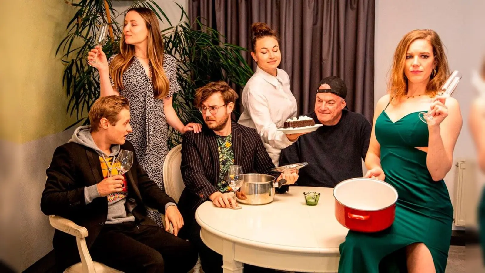 Was als romantisches Dinner geplant war, wird zum Desaster: v.l. Thomas J Heim, Jessica Dauser, Julian Brodacz, Katja-Lisa Engel, Simone Krischke und Wolfgang Preussger. (Foto: Rossstall-Theater)