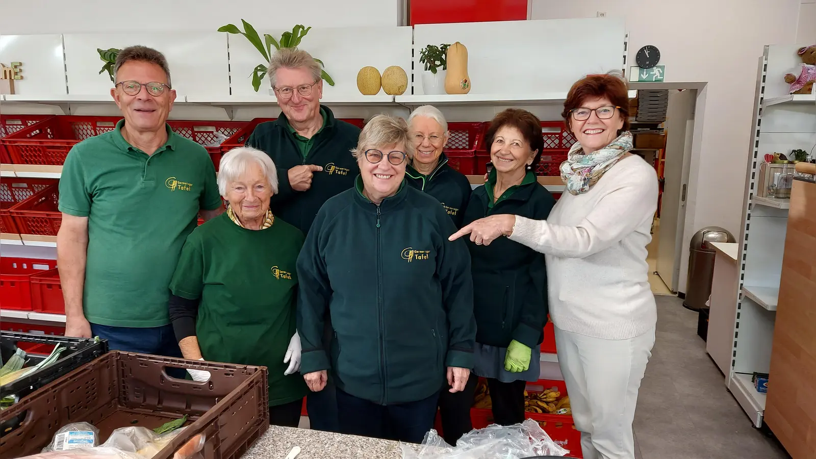 Sonja Thiele (rechts) übergab die Kleiderspende in Vertretung für den Förderverein der Germeringer Insel an die Mitarbeitenden der Germeringer Tafel, darunter Tafelleiter Wolfgang Winter (links) und Reinhard Wilhelm. (Foto: Sozialdienst Germering e.V.)