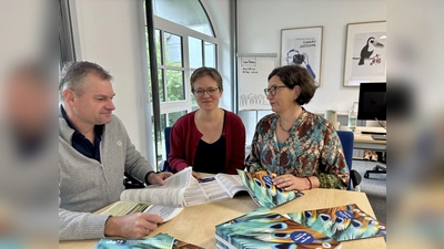 Vereinsvorsitzender Klaus Tonte, Geschäftsführerin Julika Bake und stellvertretende Leiterin Karola Albrecht (v. l.) präsentierten das Programm fürs kommende Semester. (Foto: Ulrike Seiffert)