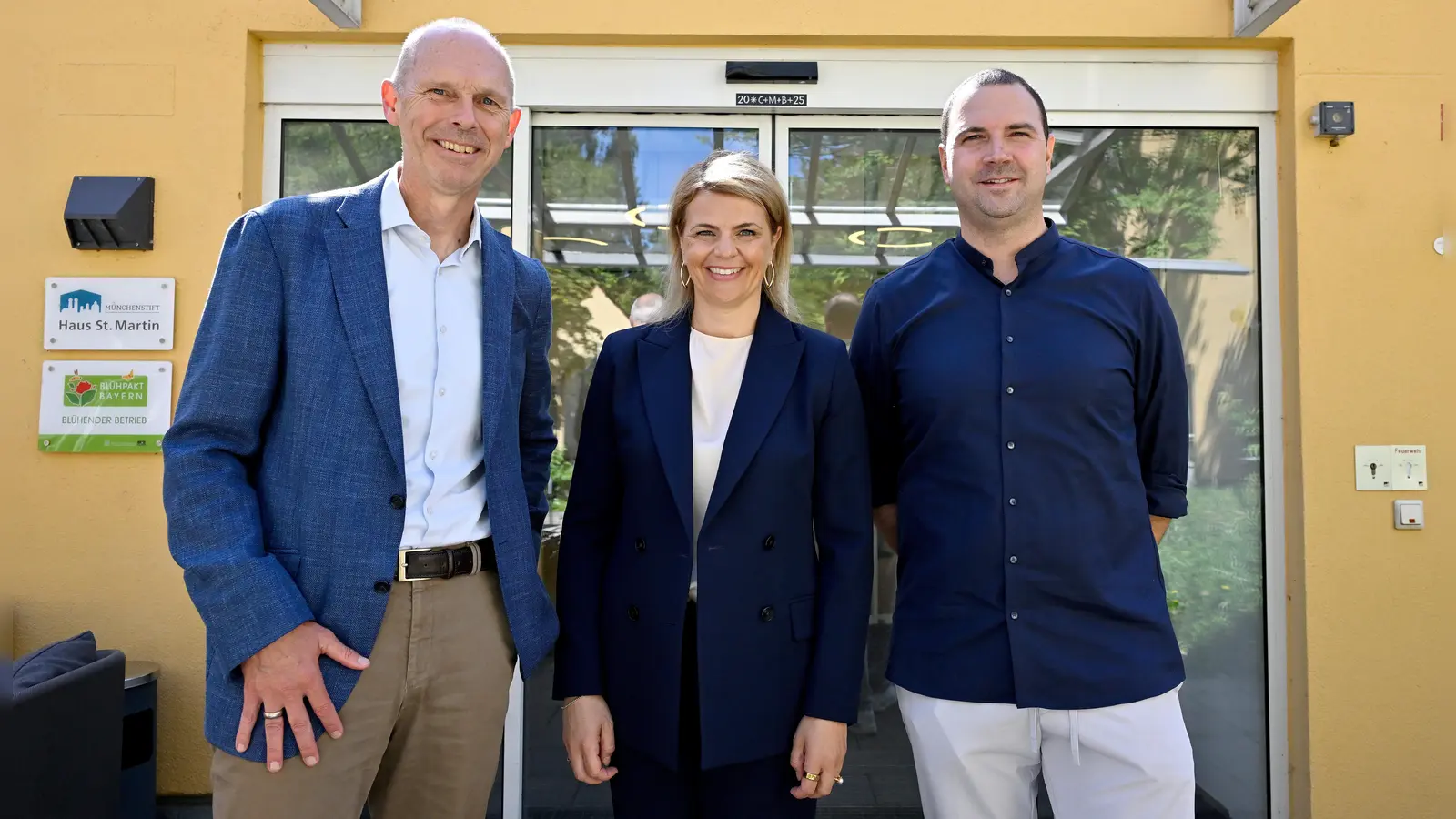 Katrin Staffler, Pflegebevollmächtigte der Bundesregierung, mit Andreas Lackner (Geschäftsführer Münchenstift, links) und Benjamin Gaß, Hausleiter in St. Martin. (Foto: Astrid Schmidhuber)