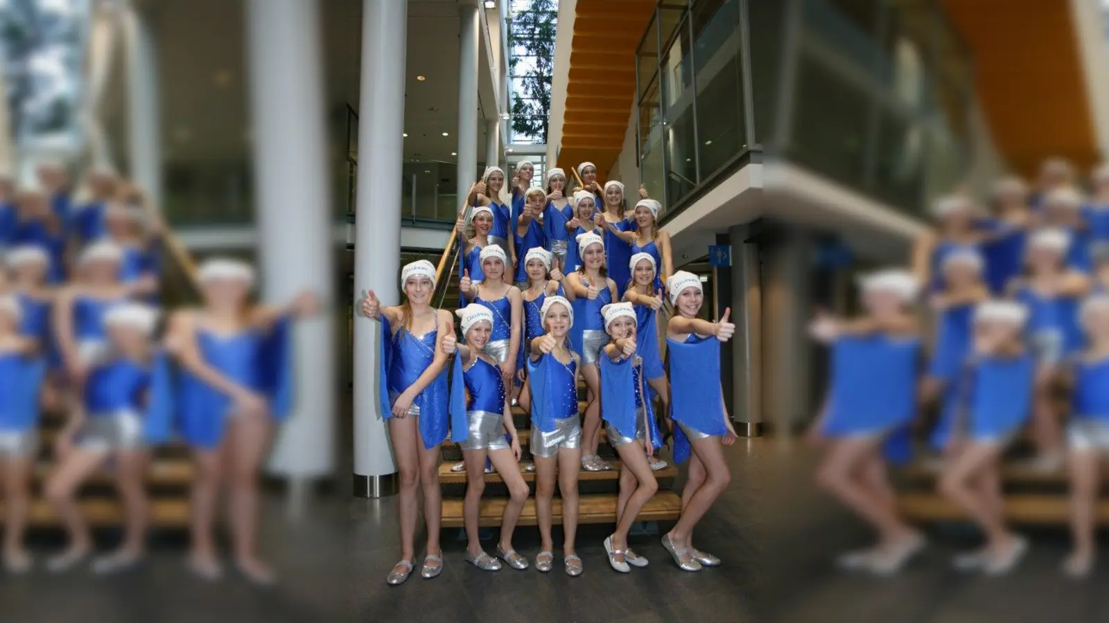 Mit solchen Fans kann nichts schief gehen: Die Mädels der Showtanzgruppe Fun Unlimited drücken der Germeringer Lena Dürr die Daumen für die anstehende Meisterschaft. (Foto: dwu)