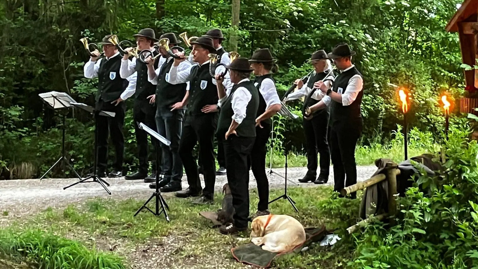 Die Brucker Jagdhornbläser gaben ein Konzert im Allinger Obermoos. (Foto: Gemeinde Alling)
