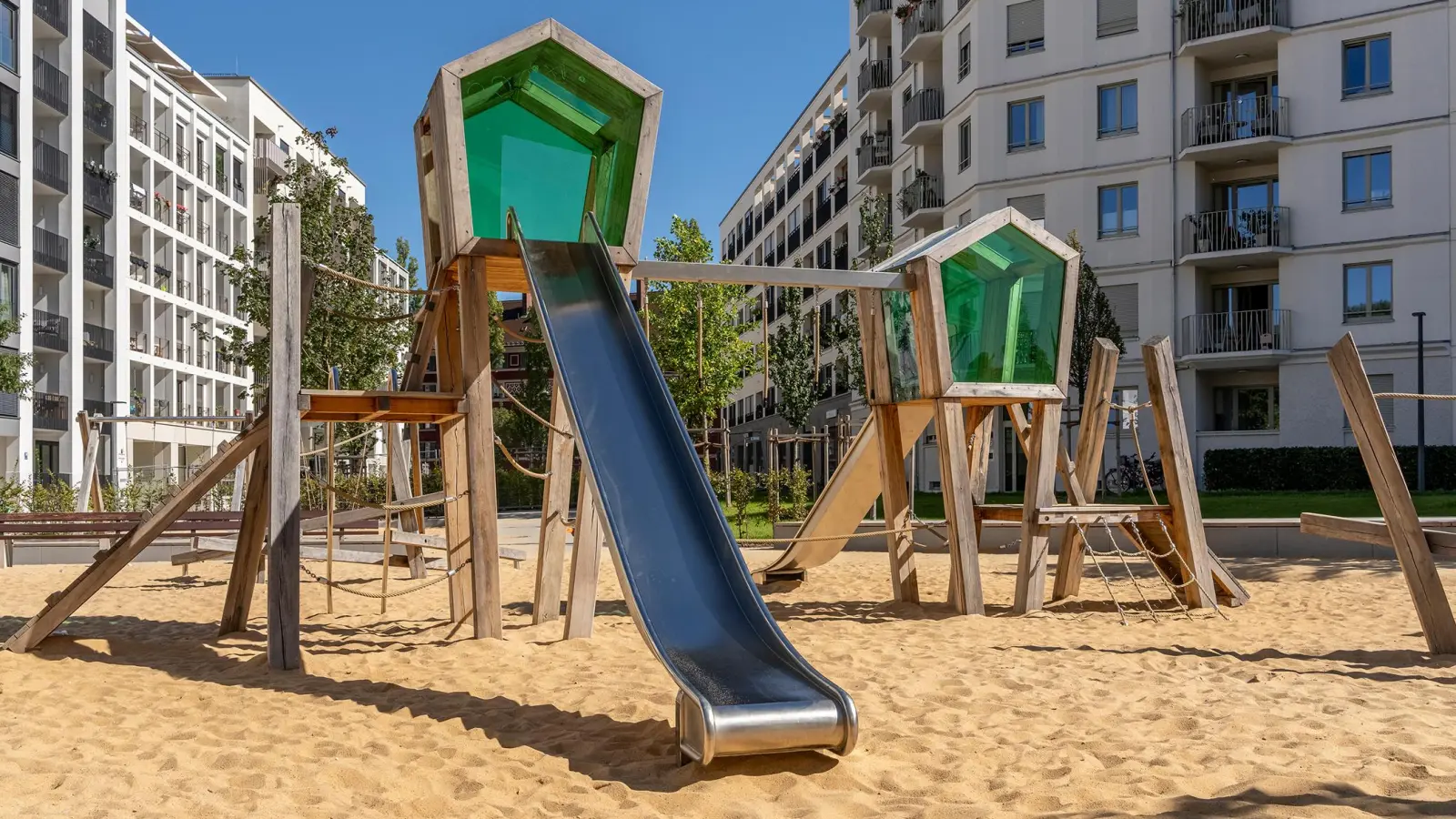 Zu einem großen Neubaugebiet gehört auch ein neuer Spielplatz: Am ehemaligen Paulanergelände hat die Stadt gleich zwei erreichtet; hier der Kletterbereich mit Rutschen in der Regerstraße Nord. (Foto: Edward Beierle)