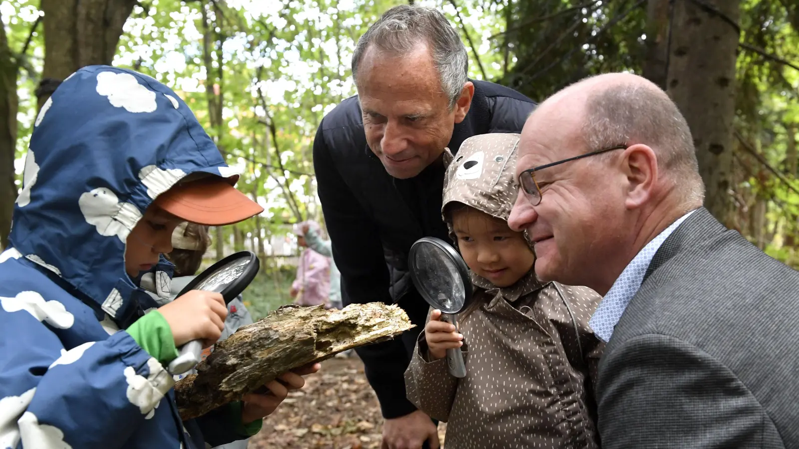 Persönlich kamen LBV-Vorsitzender Norbert Schäffer (rechts) und Umweltminister Thorsten Glauber in die Haarer Kita in der Zunftstraße, die erneut vom LBV mit dem Titel „ÖkoKids” ausgezeichnet wurde. (Foto: StMUV)