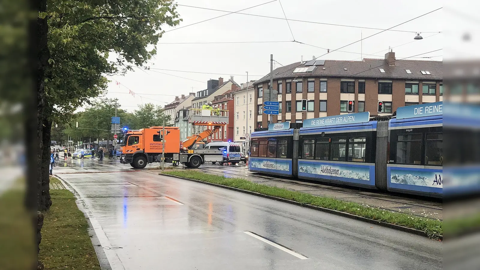 Grünwalder Stadion: Oberleitungsschaden durch Polizei.  (Foto: Alfons Seeler)
