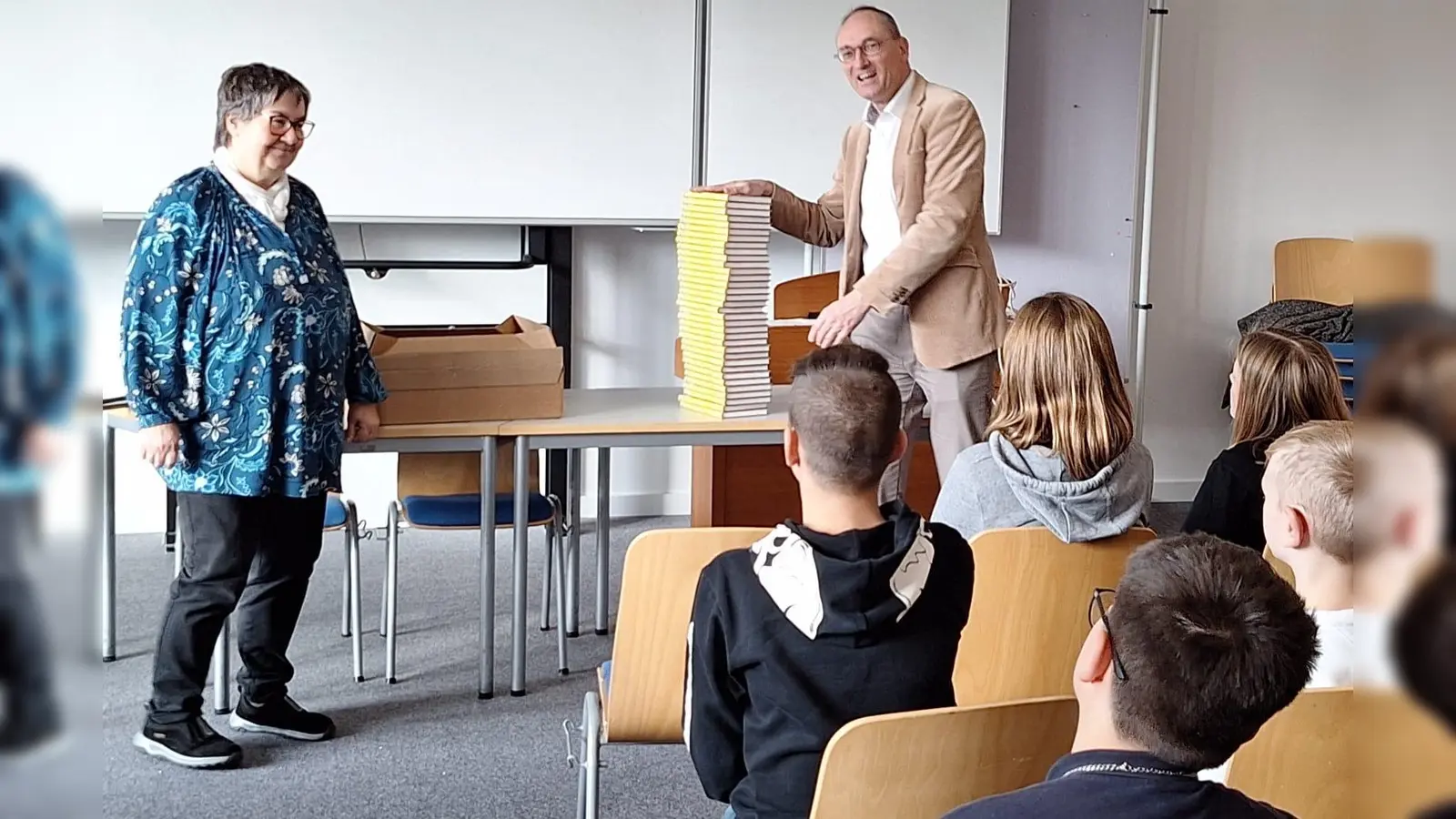 Bernhard Seidenath hatte einen Klassensatz des neuen Bands der „Isar-Detektive” mitgebracht. (Foto: CSU)
