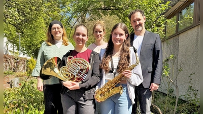 Vermeintlich romantische Texte verletzen Grenzen (von links): Gleichstellungsbeauftragte Sabine Trettenbacher, Jasmin Ritzer, Lehrkraft Sandra Högemann, Carolina Krompaß, Lehrkraft Christoph Achtnichts. (Foto: Iulia Moaca)