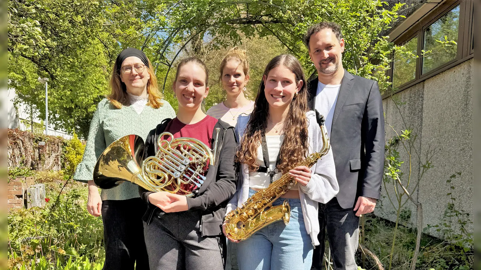 Vermeintlich romantische Texte verletzen Grenzen (von links): Gleichstellungsbeauftragte Sabine Trettenbacher, Jasmin Ritzer, Lehrkraft Sandra Högemann, Carolina Krompaß, Lehrkraft Christoph Achtnichts. (Foto: Iulia Moaca)