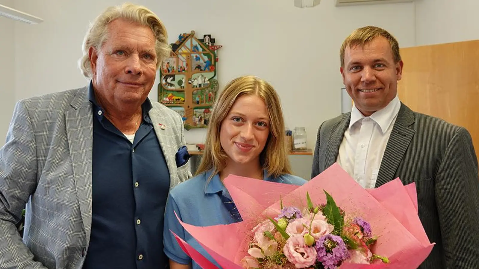 Ansgar Sommer, Vorstand der Initiative Werterhalt &amp; Weitergabe (links), und Grasbrunns Erster Bürgermeister Sebastian Stüwe gratulierten Maya Upmann zum erneuten Gewinn des Bayerischen Jugendpreises. (Foto: Gemeinde Grasbrunn)