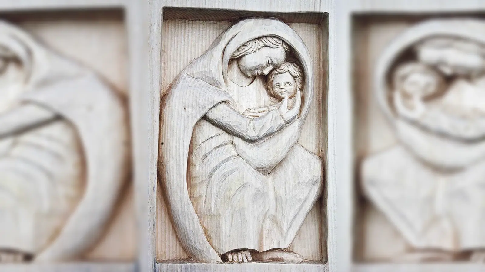 Die Madonna von Stalingrad als Holzrelief: Josef Wurzer hat es für die Gemeinde Langenpreising geschaffen.	 (Foto: kw)