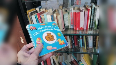 „Mein erstes Fühl-Guckloch-Buch” mit deutlichen Fühlspuren im Bücherschrank in der Isarvorstadt. (Foto: job)