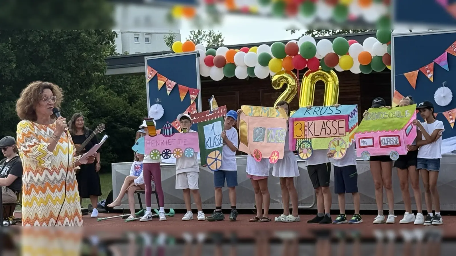 Schulleiterin Brigitte Ruckdäschel begrüßt die „Henriette Bimmelbahn”. (Foto: pst)