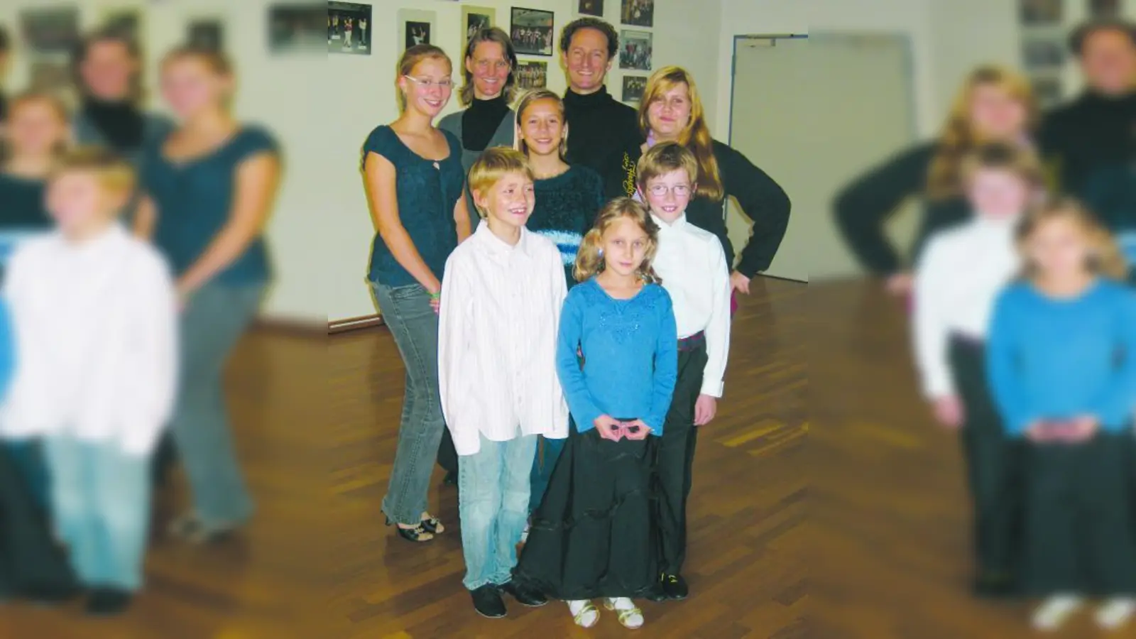 Die Kinder- und Jugendgruppe der Tanzsportabteilung mit den Trainern Thommy und Ursel Lüdke. (Foto: pi)