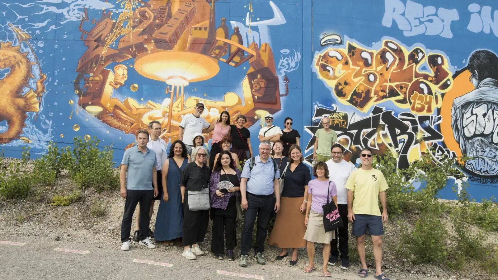 Künstlerinnen, Freunde und Förderer der Graffiti-Wand am Eröffnungstag.  (Foto: Thilo Härdtlein)