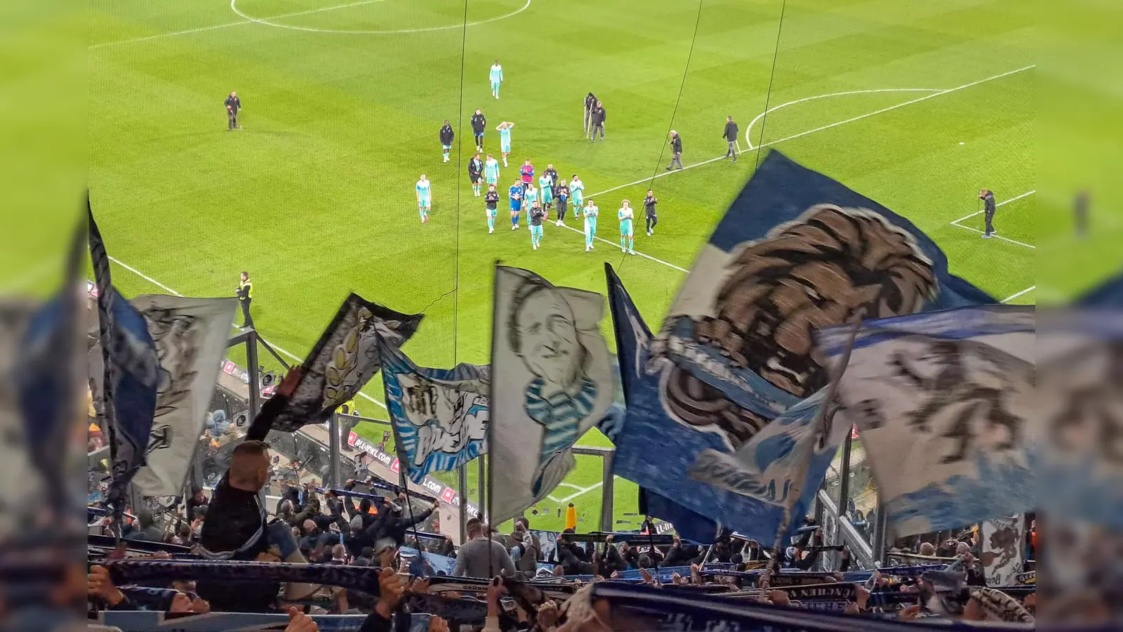 Stimmungsvoll: Auswärtsblock. (Foto: M. Forster)