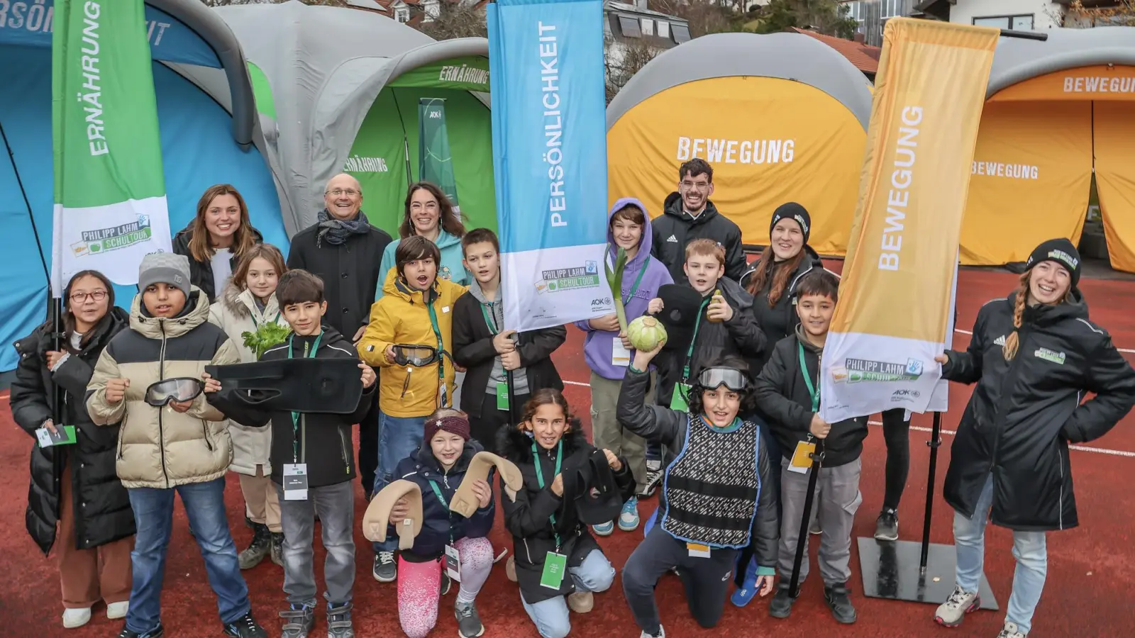 Die Kinder und Erwachsenen hatten viel Freude bei der „Philipp Lahm Schultour”. (Foto: Grundschule)