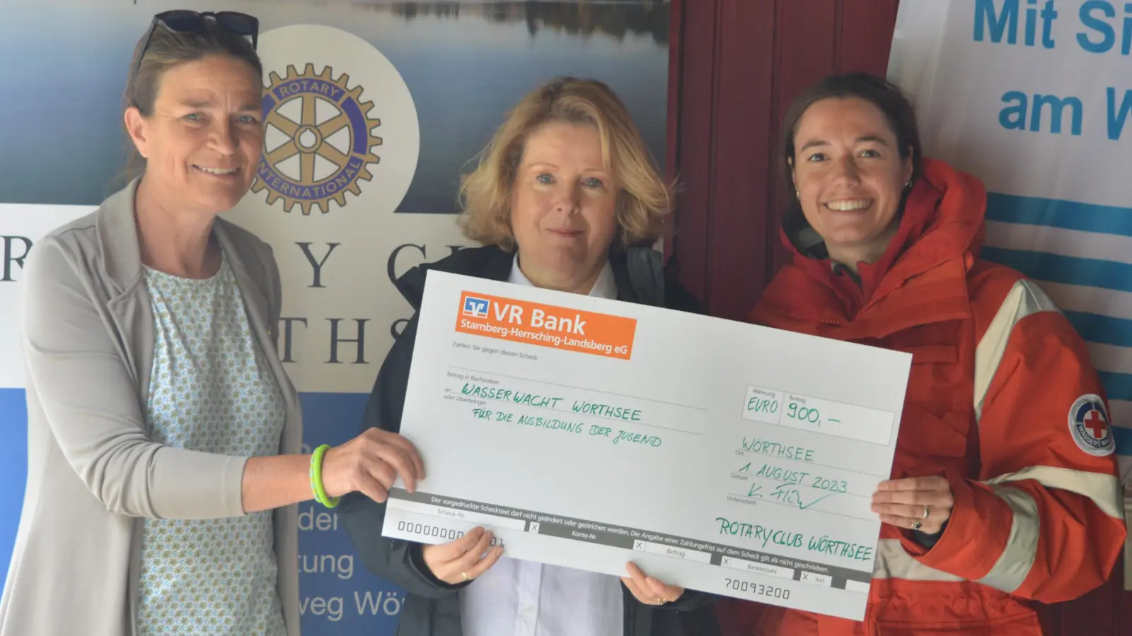 Die Rotarierinnen (von links) Maren Münkel (ehem. Präsidentin) und Kerstin Flötner (neue Präsidentin) übergeben Jule Heuchert von der Wasserwacht Wörthsee (Vorstand) den symbolischen Scheck. (Foto: Maik Flötner)