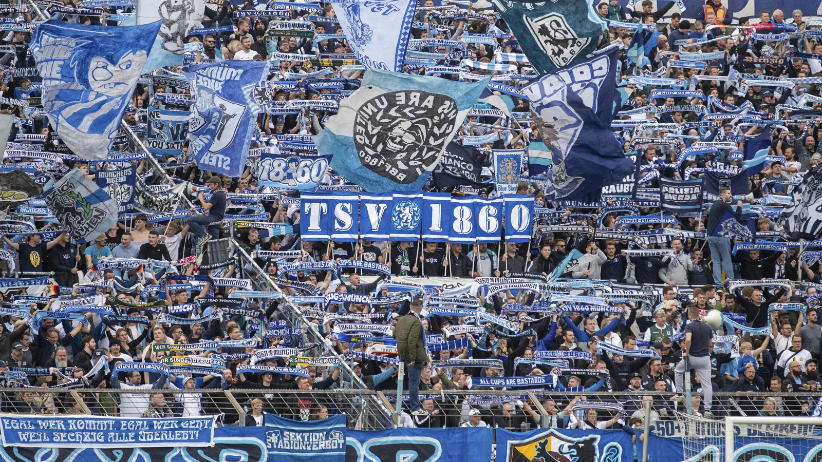 Protest aus der Kurve: Fußballfans im Dissens mit der Politik. (Foto: Anne Wild)