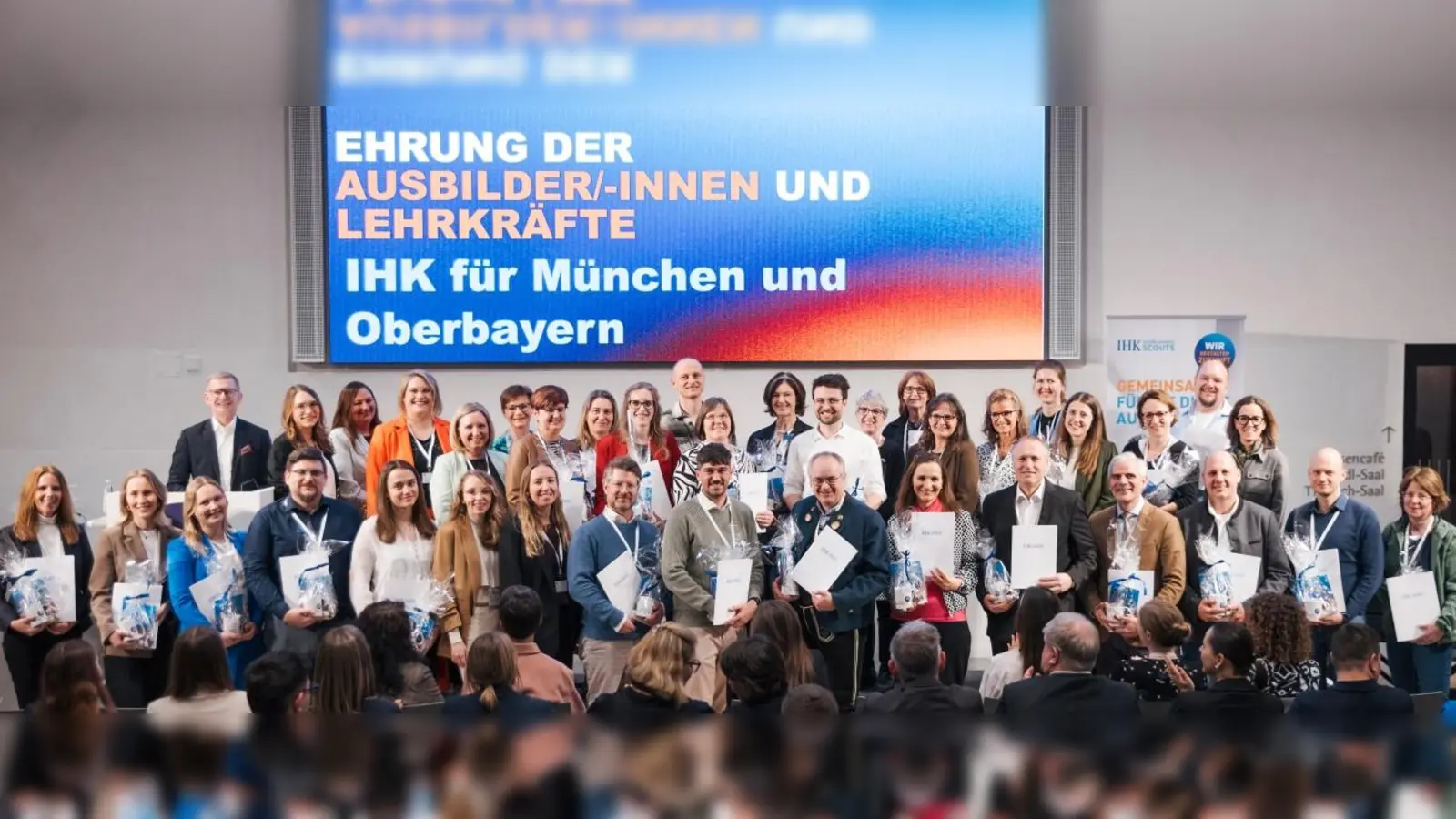  Geehrte Vertreterinnen und Vertreter aus Schulen und Betrieben des Kammerbezirks München und Oberbayern. (Foto: Das Kraftbild/Gajanin für den BIHK)