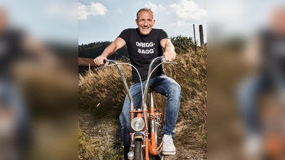 Kabarettist und Comedian Michl Müller tanzt den „Limbo of Life“. (Foto: Thomas Pfeiffer)