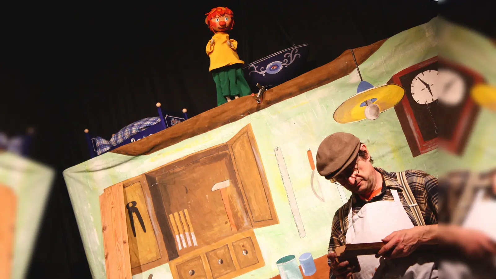 Pumuckl und Meister Eder verlassen die Werkstatt, um eine gewonnene Schiffsreise anzutreten. (Foto: Kilger)