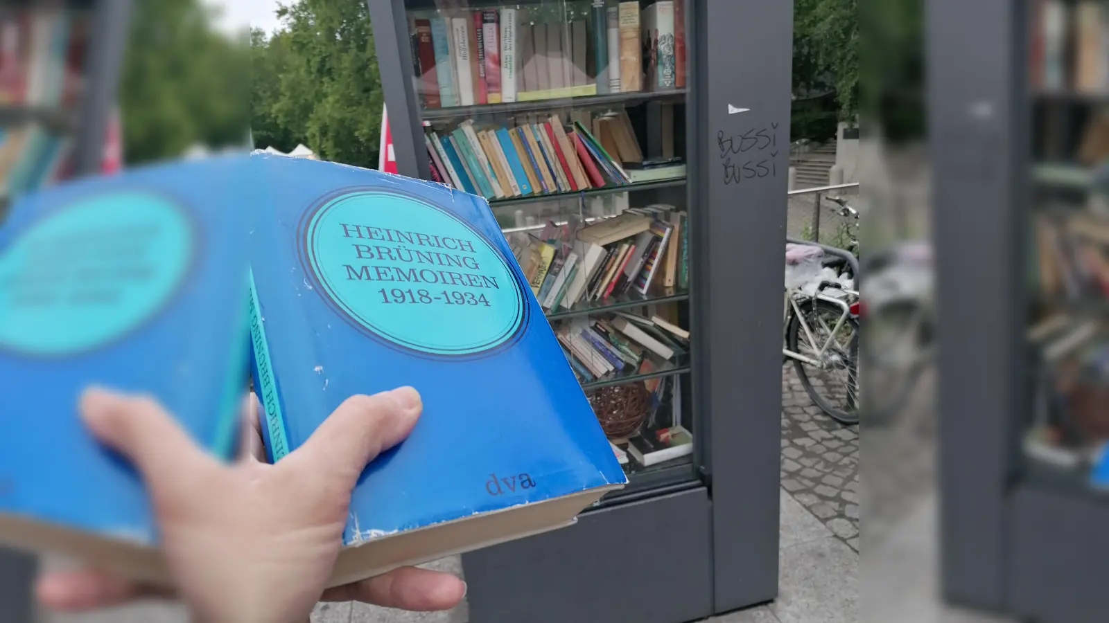 Des Reichskanzlers umstrittene Memoiren im Bücherschrank an der Münchner Freiheit. (Foto: job)