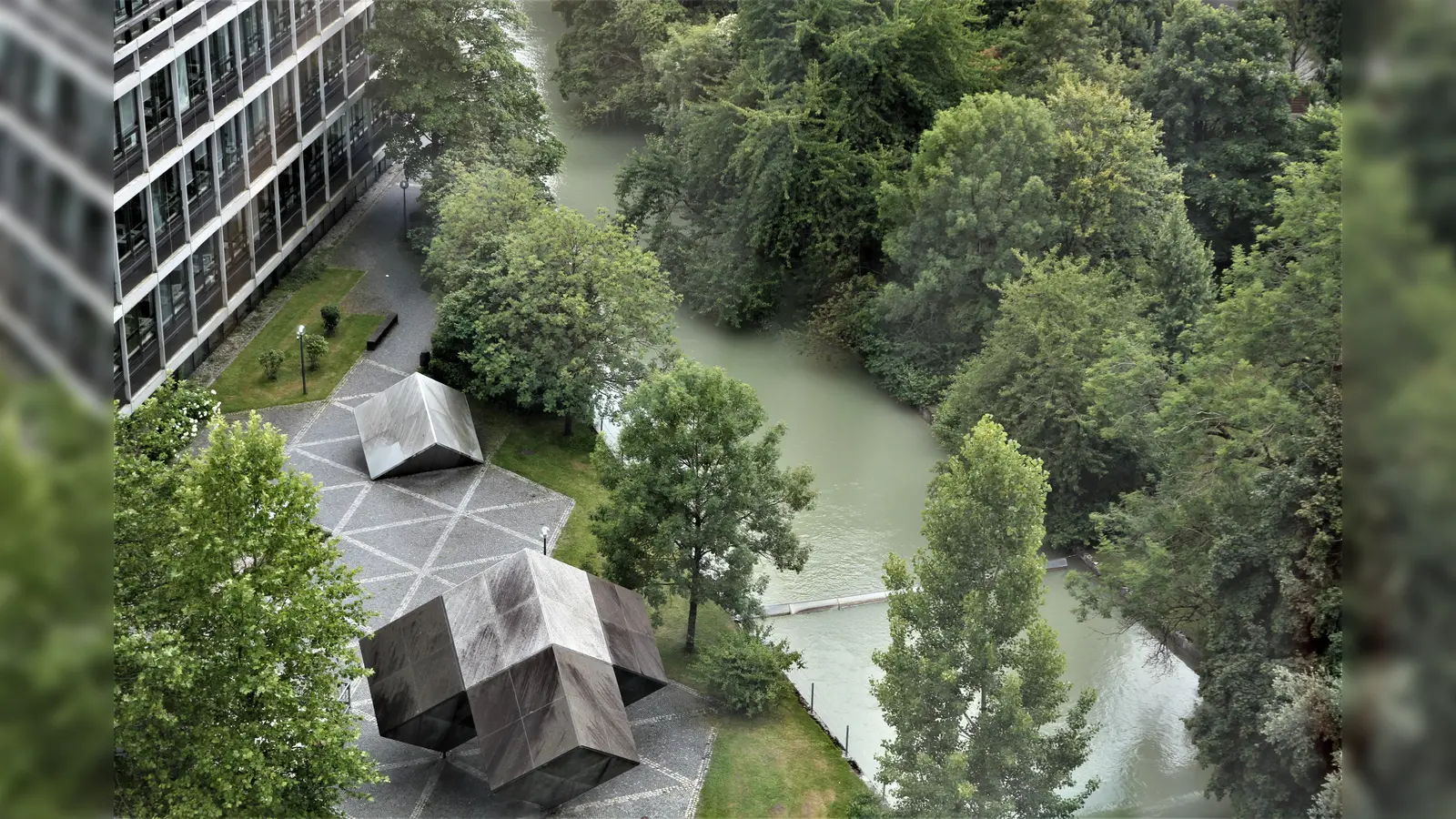 Moderne Büroarchitektur steht im Tucherpark, einem in Bayern einzigartigen Ensemble, in Einklang mit der Natur. Doch bald könnte sich das ändern... (Foto: Claudia Mann)