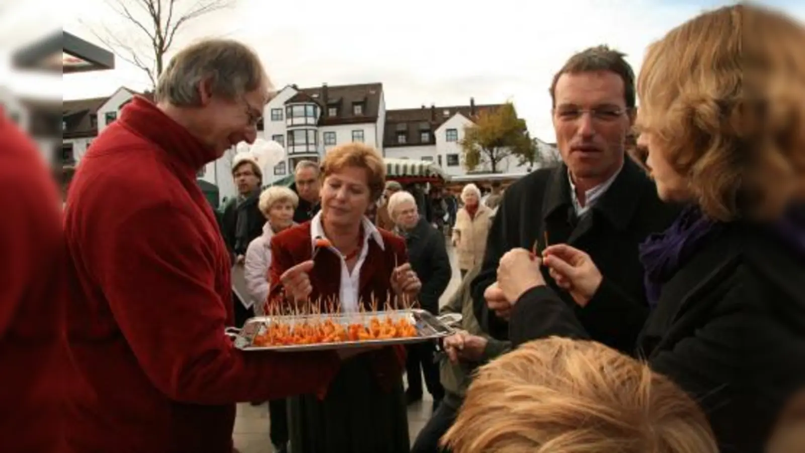 Am ersten Markttag stellten sich die Standbetreiber reihum vor und verteilten kleine Leckerein, wie hier Joachim Spiller von Gut zum Leben. Annemarie Detsch und Peter Mitschke ließen es sich schmecken. (Foto: US)