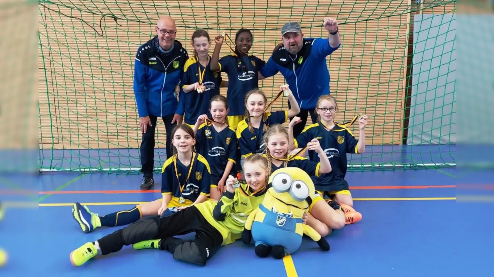 Tolle Leistung! Die E-Juniorinnen freuen sich über ihre erste Medaille. (Foto: SV Sentilo Blumenau)