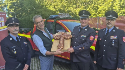 Bei der Fahrzeugweihe überreichte Vorstand Andreas Böll (l.) symbolisch einen Schlüssel aus Laugenteig an den Bürgermeister, der wiederum den Schlüssel symbolisch an die Kommandanten Felix Lechner (2.v.l.) und Philipp Hergert übergab. (Foto: Freiwillige Feuerwehr Neuried)