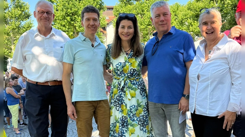Riefen dazu auf, das Miteinander zu schützen (von links): Kurt Bortel (Vorsitzender des Pfarrgemeinderats, Katholischer Pfarrverband Taufkirchen), Thorsten Neuhaus (OV-Vorsitzender Bündnis90/Die Grünen), Naciye Özsu (OV-Vorsitzende SPD Taufkirchen), Michael Schaub (Vorsitzender SVDJK) und MdEP Maria Noichl. (Foto: pr)