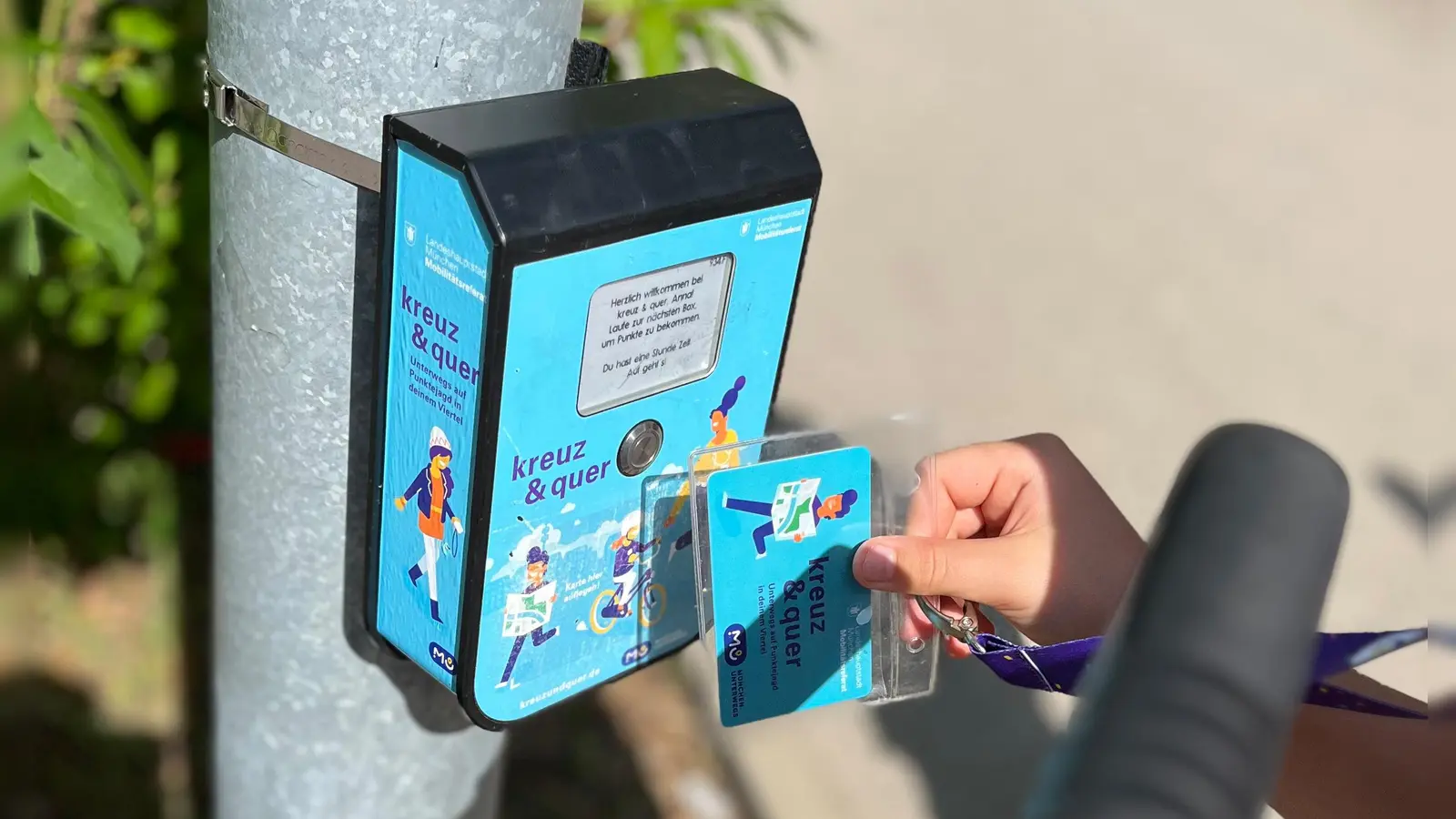 Die aufgehängten Spielboxen des Such- und Laufspiels „kreuz &amp; quer“ können von den Spielenden mit einer Karte abgescannt werden. (Foto: LHM/MOR)