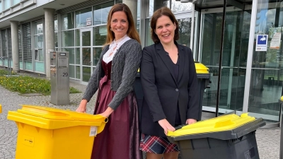 Kommunalreferentin Kristina Frank (li.) und Bürgermeisterin Verena Dietl 2023 bei der Vorstellung des Pilotversuchs. Dessen Ergebnisse stehen nun fest. Eingeführt wird die Gelbe Tonne (li.). (Foto: LHM)