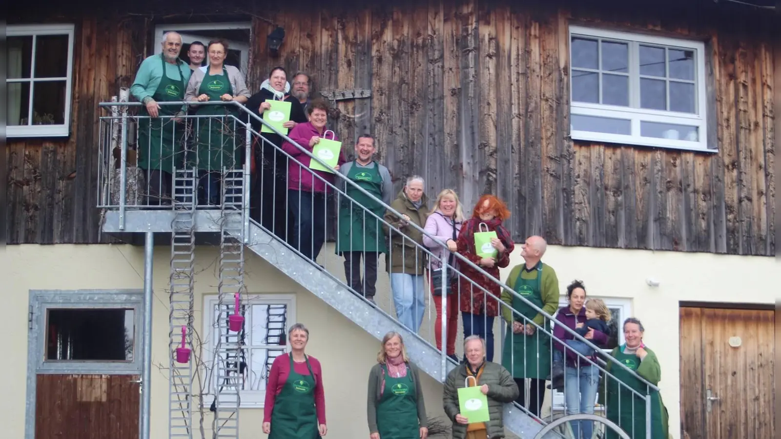 Die freiwilligen Helferinnen und Helfer portionieren und sortieren das Saatgut im Seminarraum am Wieshof in Marnbach. (Foto: Gartenwinkel-Pfaffenwinkel)