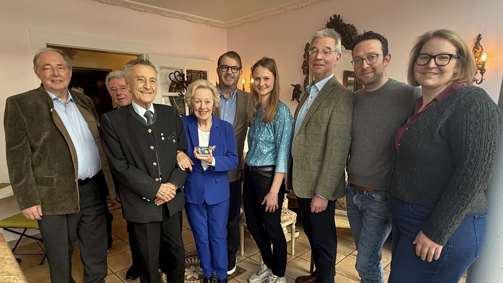 Stammtisch der Senioren-Union: Werner Link, Jürgen Steffan, Dr Reinhold Babor, Margot Günther, Walter Zöller, Bettina Obersojer, Alexander Reissl, Leo Agerer, Antonia Waldner (von links). (Foto: Senioren Union CSU KV8)