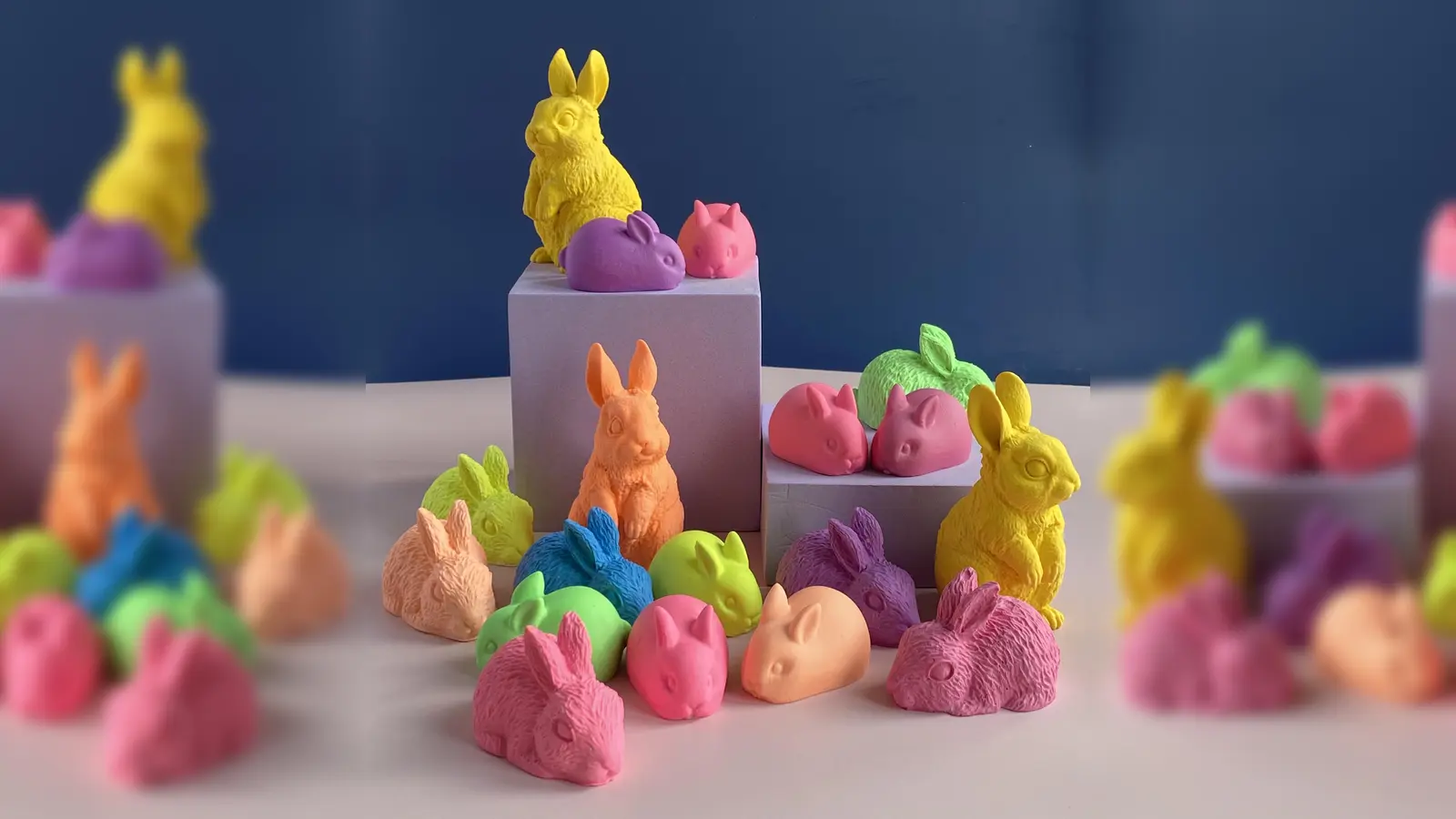 Mit bunten Hasen, aber auch vielen anderen Kunsthandwerken, erwartet der Künstlermarkt Westend kurz vor Ostern, am 16. März. (Foto: Westend Kreativ)